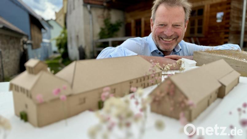 Eigentümer Alwin Märkl schaut sich das Modell des denkmalgeschützten Ensembles an. Bild: gri