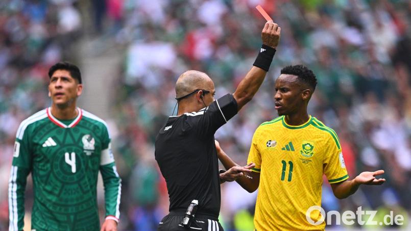Schiedsrichter Wilton Pereira Sampaio zeigte beim WM-Eröffnungsspiel gleich dreimal Rot. Bild: Tom Weller/dpa