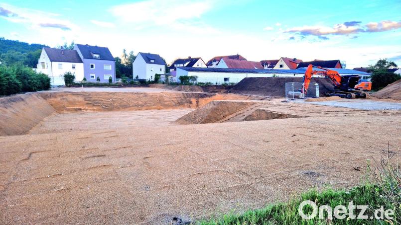 Das frühere Piusheim an der Herbststraße in Schwandorf wurde inzwischen abgerissen, das Gelände planiert und die Baugrube ausgehoben. Entstehen soll ein Wohnquartier mit 31 Mietwohnungen. Bild: Thomas Dobler