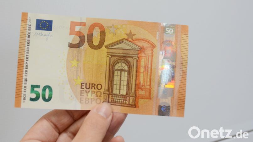 Ein fünfjähriger Junge aus Maxhütte-Haidhof gibt einen gefundenen 50-Euro-Schein bei der Polizei ab. Die Beamten loben seine Ehrlichkeit. Symbolbild: Gabi Schönberger