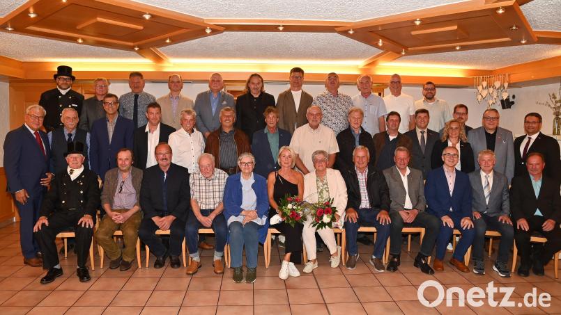 In Etzenricht ehrte die Handwerkskammer ihre „Goldenen“ Meisterinnen und Meister. Es gratulierten HWK-Vizepräsident Gerhard Ulm (2. Reihe, Erster von links) und HWK-Geschäftsführer Alexander Stahl (2. Reihe, Erster von rechts). Bild: Fotostudio Kraus