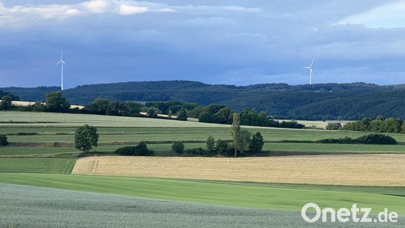 An der nördlichen Gemeindegrenze, im Bereich am Wetterberg, liegt das Vorranggebiet für den Bau von mehreren Windkraftanlagen. Hier stehen bereits Windräder. Bild: Claudia Völkl