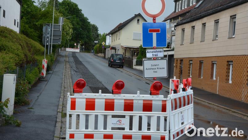 Nur für die Anwohner ist die Wiesauer Straße frei. Hier laufen derzeit Wasserleitungsbauarbeiten. Bild: Josef Rosner