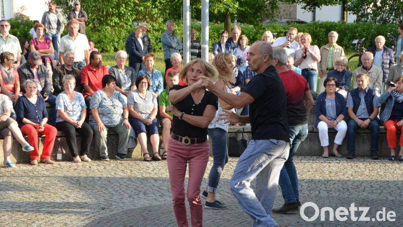 Wer Lust verspürt, darf auch das Tanzbein schwingen bei den Vohenstraußer Serenaden. Archivbild: dob
