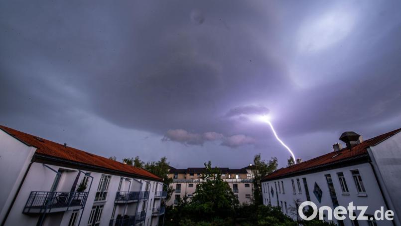 Ein Gewitter über einer Wohnsiedlung. (Symbolbild) Bild: Lino Mirgeler/dpa