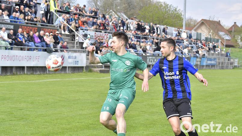 André Klahn (links) und die DJK Gebenbach treffen mit der SpVgg SV Weiden (im Bild Moritz Zeitler) in der Bayernliga Nord wieder auf die DJK Ammerthal. Bild: Hubert Ziegler