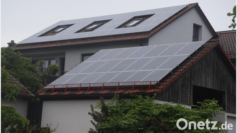 Ein Beispiel für das sogenannte Energy-Sharing, von dem auch die Bürger in Parkstein profitieren sollen: Produzieren einzelne Teilnehmende mehr Strom als sie selbst verbrauchen, wird der Überschuss automatisch auf die anderen Mitglieder verteilt und bleibt so in der Gemeinschaft. Symbolbild: Ernst Frischholz