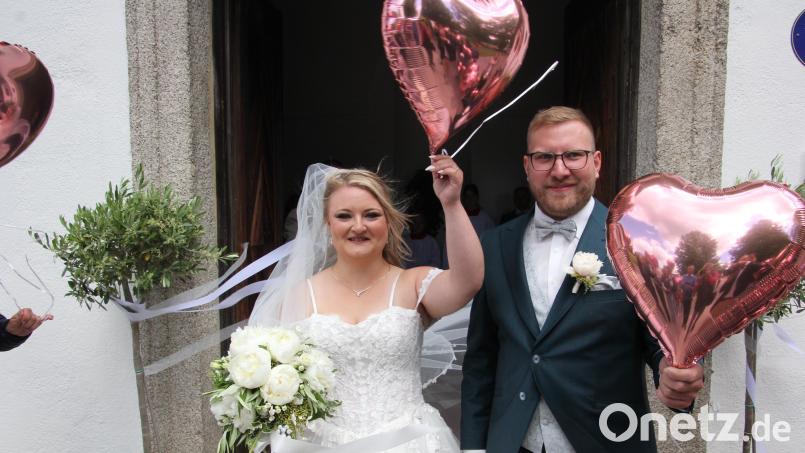 Freudestrahlend verlassen Manuela und Simon Hußlein die Kirche. Bild: Konrad Rosner