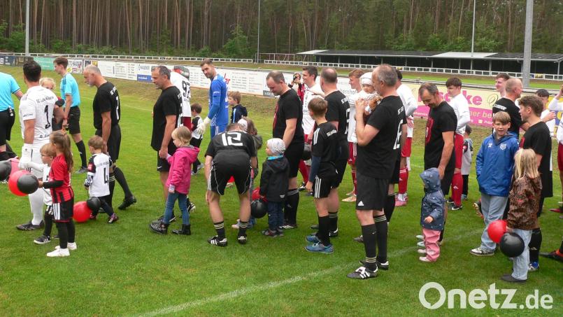 Mit Balljungen und -mädchen an der Hand liefen die "Legenden" und die Erste Mannschaft auf das Spielfeld ein. Bild: Martina Witt