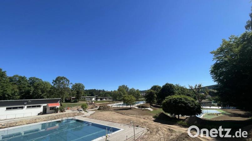 Die umfangreichen Sanierungsarbeiten im Freibad Freudenberg nähern sich dem Ende. Bürgermeister Wiedenbauer hofft zum Ferienbeginn die Badesaison eröffnen zu können. Bild: Alfred Schorner