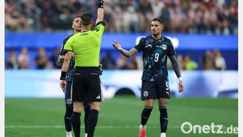 Schiedsrichter Danny Makkelie wendet die neue Regel an. Bild: Mao Siqian/XinHua/dpa