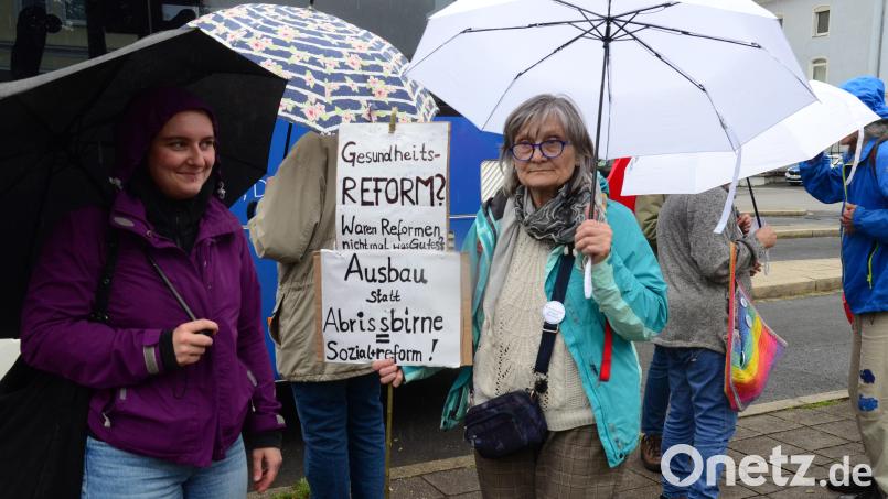 Die Erinnerungsgruppe Oberpfalz der "Omas gegen Rechts" fordert einen Ausbau des Sozialwesens. Bild: Helmut Kunz