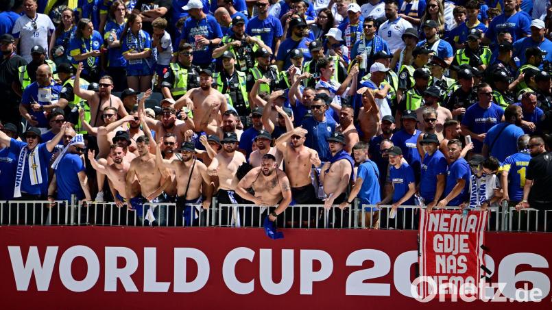 Bosnien-Fans auf der Tribüne. Bild: Sammy Kogan/The Canadian Press/AP/dpa