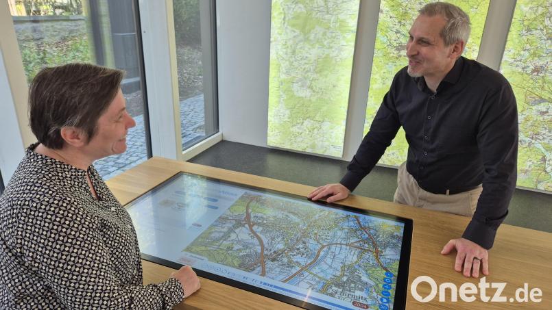 Im Foyer des Landesamtes für Digitalisierung, Breitband und Vermessung, Außenstelle Windischeschenbach, gibt's auf einem großen Tisch Einblicke in den Bayern-Atlas. Chefin Daniela Schleder und Referatsleiter Johann Sehner zeigen, welche Funktionen dieses Portal bietet. Bild: Lowak