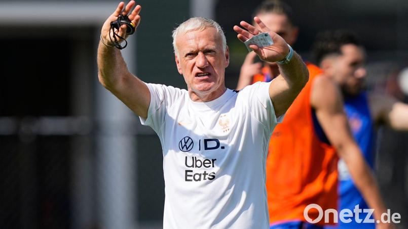 Frankreichs Nationaltrainer Didier Deschamps warnt vor den Folgen der Mehrbelastung im Fußball. Bild: Martin Meissner/AP/dpa