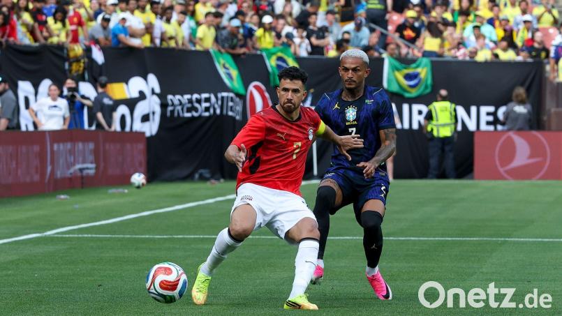 Ohne Sterne durch die WM: Ägyptens Mittelfeldspieler Mahmoud Hassan Trezeguet (l). (Archivbild) Bild: Brian Fisher/CSM via ZUMA Press Wire/dpa