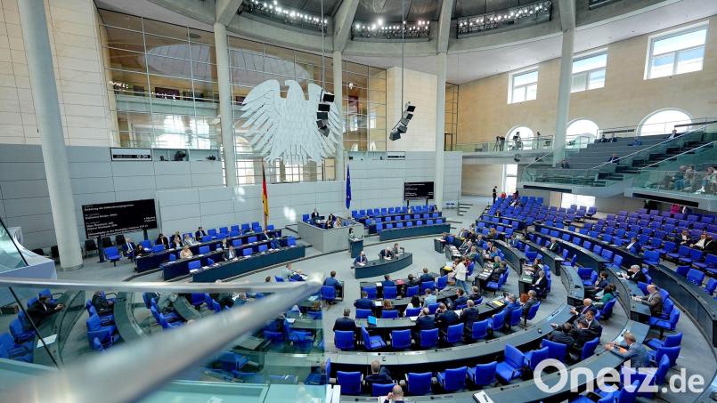 Die Fraktionen von Union und SPD wollen im Bundestag mit einer einmaligen Nullrunde bei den Bezügen der Abgeordneten ein Sparsignal in finanziell schwierigen Zeiten senden. (Archivbild) Bild: Michael Kappeler/dpa