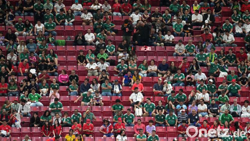 Auf der Tribüne gab es in Zapopan zahlreiche freie Plätze. Bild: Moises Castillo/AP/dpa