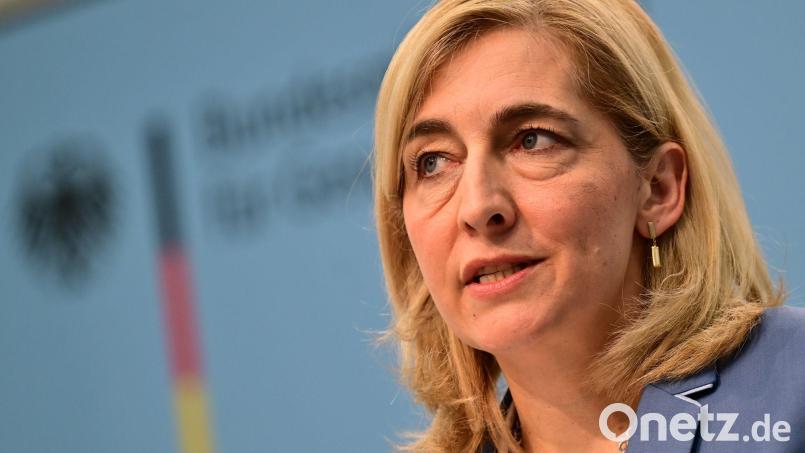 Stellt manche Vorgaben für Pflegeheime in Frage: Gesundheitsministerin Warken. (Foto Archiv) Bild: Sebastian Gollnow/dpa