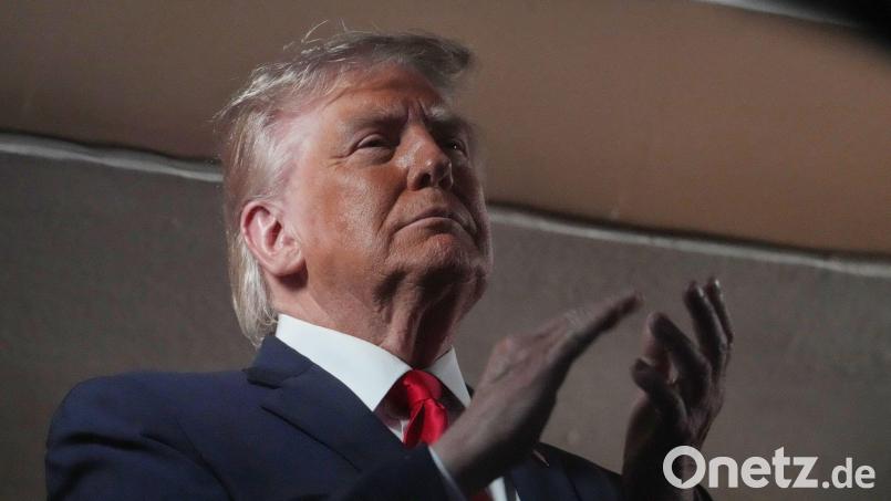 Trump gratuliert der US-Nationalmannschaft zu ihrem Auftaktsieg bei der Fußball-WM. (Archivbild) Bild: Mark Schiefelbein/AP/dpa