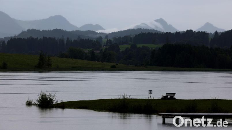 Am Alpenrand sind Gewitter angekündigt. (Archivfoto) Bild: Karl-Josef Hildenbrand/dpa