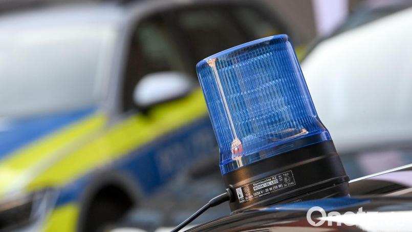 Eine Zivilstreife der Polizei kontrollierte den Anhänger mit dem Bagger. (Symbolbild) Bild: Hendrik Schmidt/dpa-Zentralbild/dpa