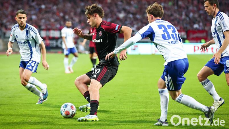 Javier Fernandez (2.v.l.) spielt auch kommende Saison in Nürnberg. (Archivbild) Bild: Daniel Karmann/dpa