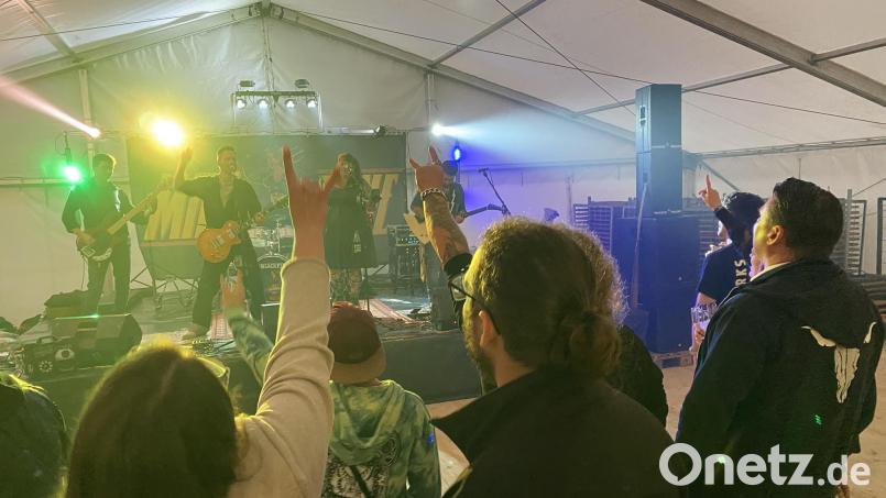 Begeisterung für "Madbone" angesichts ihrer Live-Performance bei den Fans, darunter auch Landrat Thomas Ebeling (vorne rechts). Bild: Raphael Haubelt