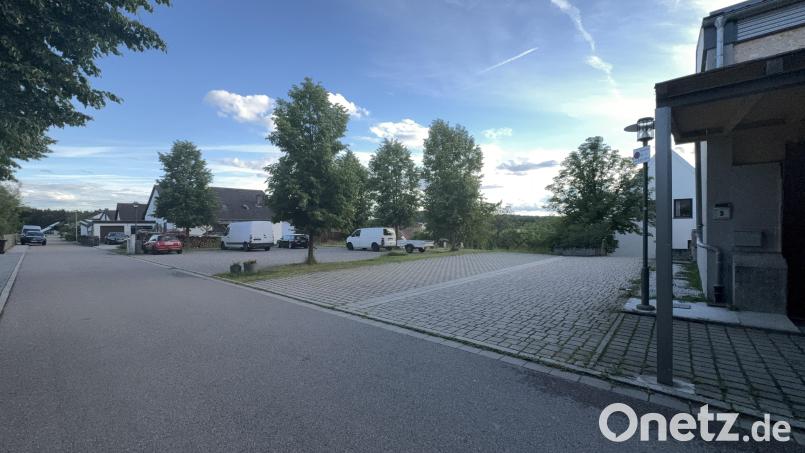 Hier auf dem Parkplatz am Kirchweg wird künftig das traditionelle Kirwafestzelt in Schwend andersherum aufgestellt. Bild: Joachim Gebhardt