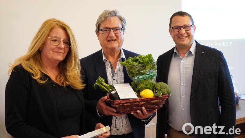 Barbara Stangl bekam zusammen mit Ehemann Bernhard (Mitte) zum Abschied einen großen Geschenkkorb von Bürgermeister Andreas Reindl überreicht. Bild: Jürgen Masching