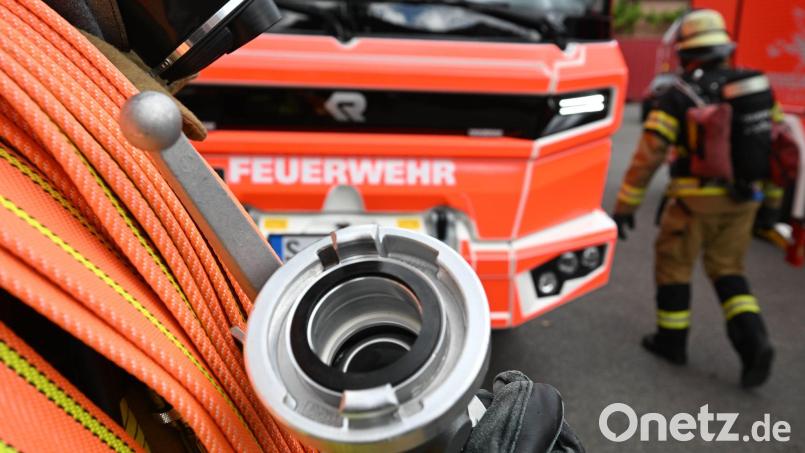 Feuerwehrleute waren in der Nacht noch mit dem Löschen der Lagerhalle beschäftigt. (Symbolbild) Bild: Bernd Weißbrod/dpa