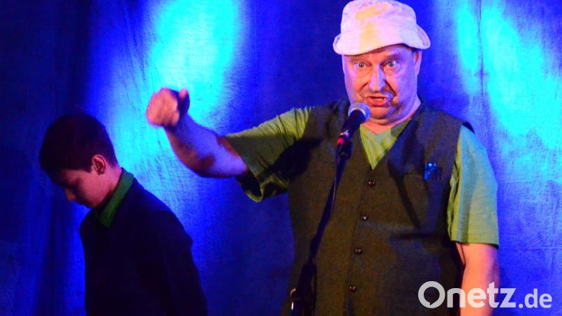 "Wuffi" Kamm in der Rolle des Malergesellen "Sepp", den ein dringendes Bedürfnis auf der Baustelle drängte, einen leeren Farbeimer zu füllen und dabei den ersten "Flashmob" der Geschichte auslöste. Bild: Helmut Kunz