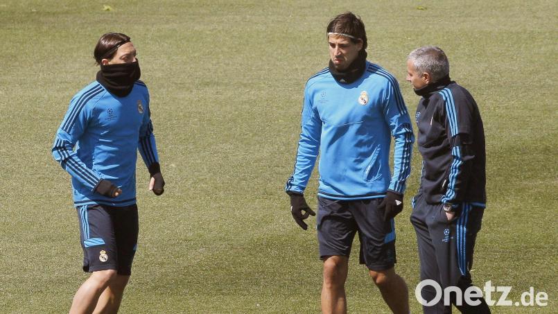 Sind Mourinho (r) und Khedira (M) bald wieder in einem Team? (Archivbild) Bild: picture alliance / dpa