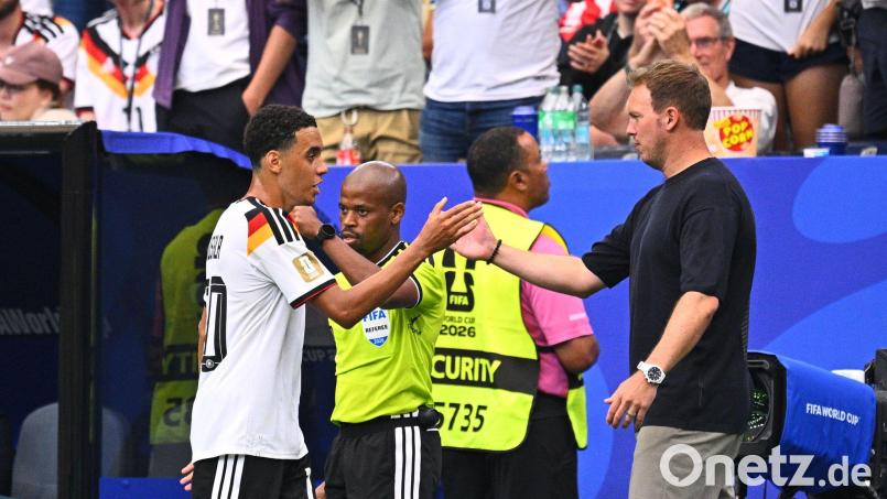 Trainer Julian Nagelsmann klatscht mit dem ausgewechselten Jamal Musiala ab. Bild: Tom Weller/dpa