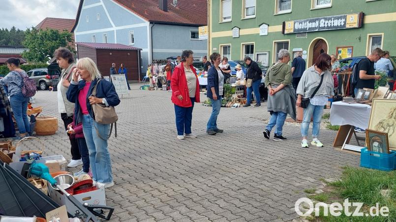 Einmal im Monat ist der Flohmarkt beim Gasthaus Kreiner in Siebeneichen ist seit Corona ein beliebter Treffpunkt.. Bild: Heidi Franitza