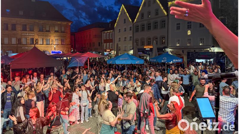 Da war was los bei "Michael JackTs Net" am Samstag am Marktplatz. Bild: Petra Hartl