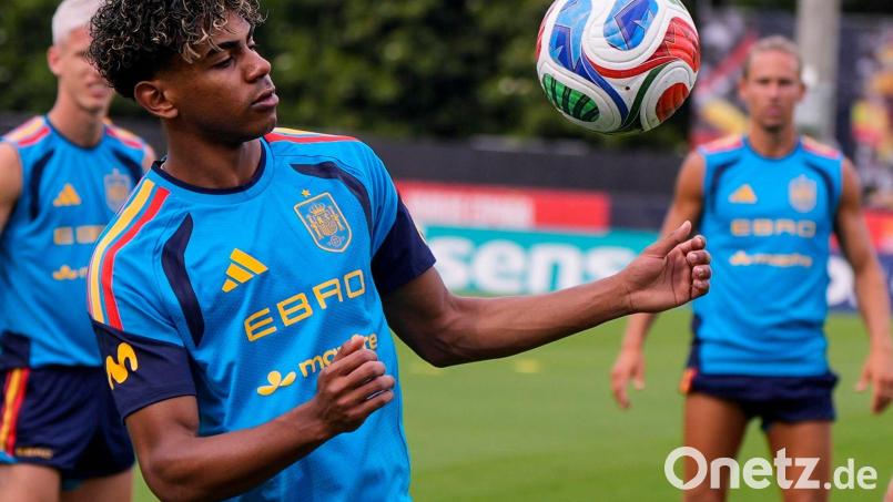 Lamine Yamal im Training Spaniens. (Archivbild) Bild: Mike Stewart/AP/dpa