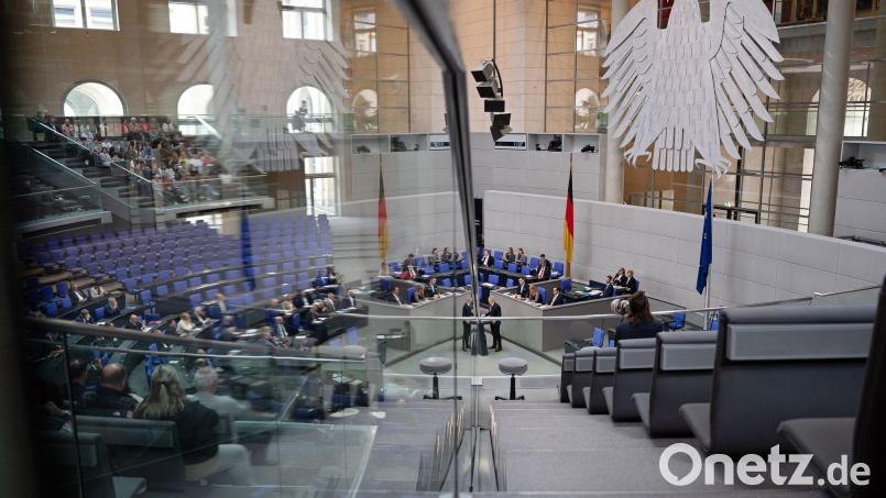 Wenn die Demokratie bröckelt, schadet das meinem Unternehmen - so sehen das laut einer Umfrage 78 Prozent der deutschen Führungskräfte. (Symbolbild) Bild: Markus Lenhardt/dpa