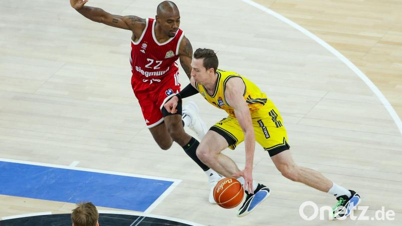 Bayerns Isiaha Mike (links) und Justin Bean von Alba Berlin kämpfen um den Ball. Bild: Matthias Stickel/dpa