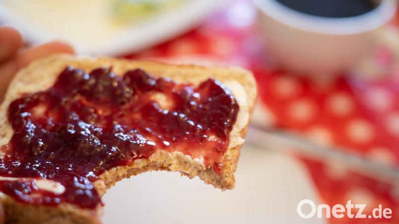 Mit der nun in Kraft getretenen Verordnung ist die Wortklauberei um „Konfitüre“ und „Fruchtaufstrich“ vom (Frühstücks-)Tisch. (Symbolbild) Bild: Sebastian Gollnow/dpa