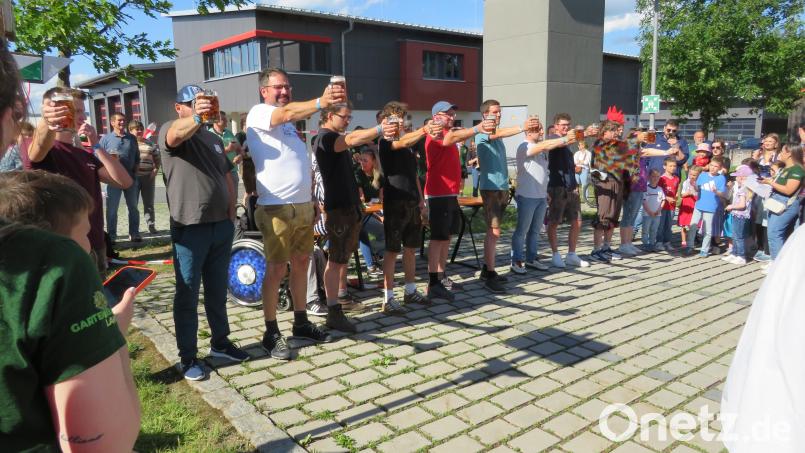 Zehn Minuten sind eine lange Zeit, wenn man einen Halbekrug so halten muss. Bild: Johann Adam