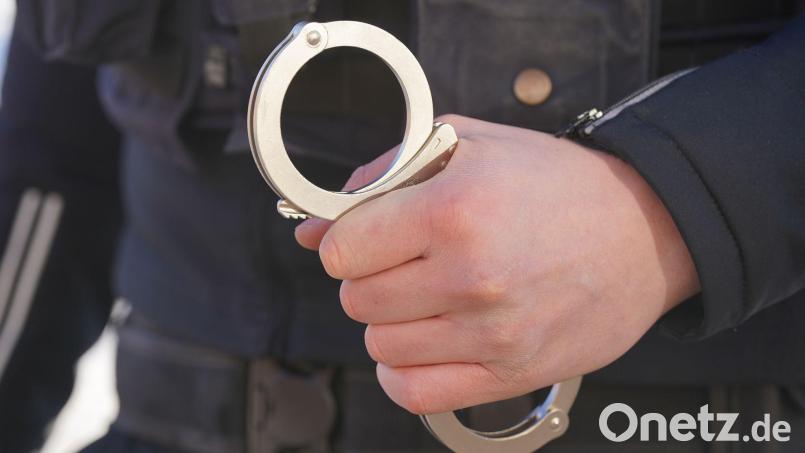 Ein 21-jähriger Mann beschädigte in Amberg mit einer Axt einen Pkw und einen Stromkasten. Symbolbild: Karl-Josef Hildenbrand/dpa