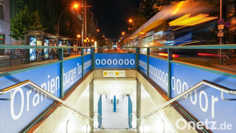 Torjubel im Namen: Die Berliner Verkehrsbetriebe haben die Namen von sechs U-Bahnhöfen mit der Bezeichnung „Tor“ zur Fußball-WM um einige Buchstaben verlängert. Bild: Oliver Lang/BVG/dpa