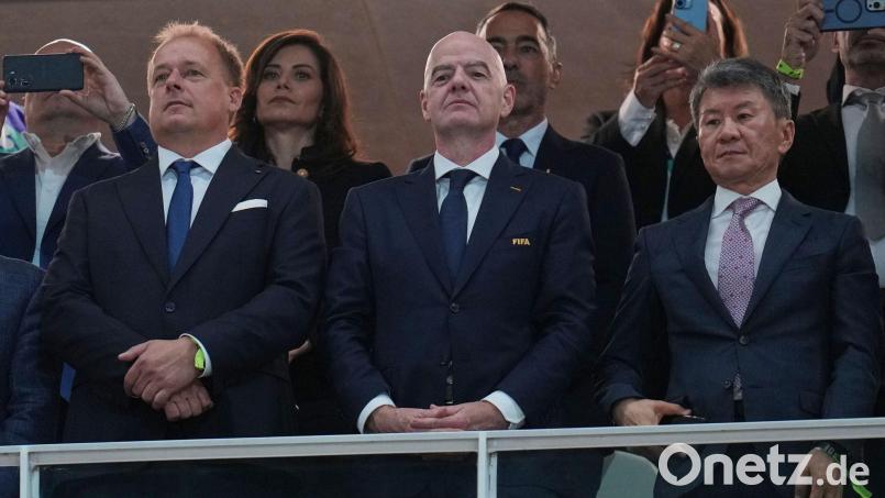 Erinnerte an die Tragödie im Wallis: FIFA-Präsident Infantino (M). Bild: Matias Delacroix/AP/dpa
