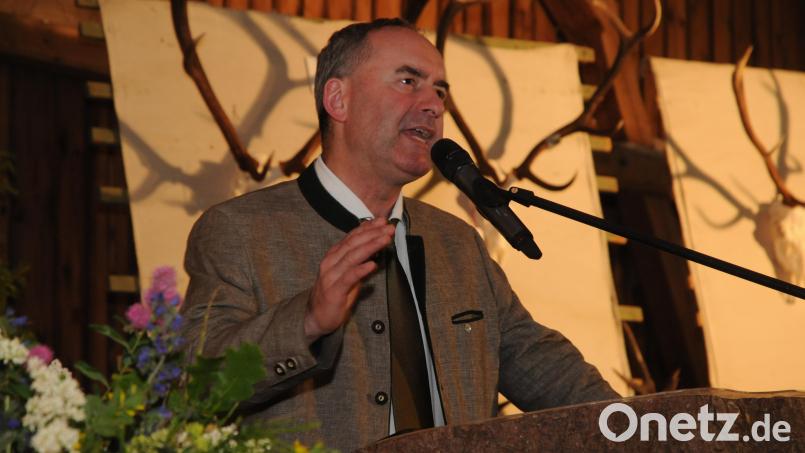 Wirtschaftsminister Hubert Aiwanger setzt sich für die waidgerechte Bejagung des Rotwildes ein. Bild: Joachim Gebhardt