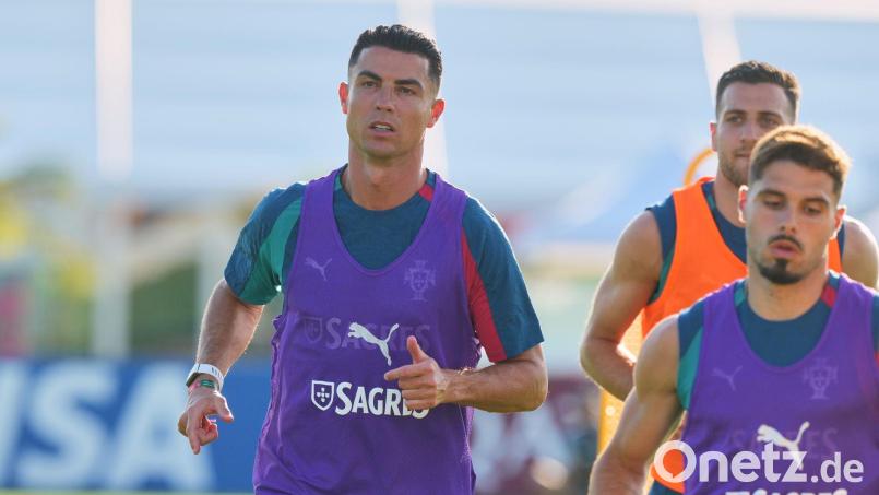 Cristiano Ronaldo trägt ein Armband, das an den tödlich verunglückten portugiesischen Spieler Diogo Jota erinnern soll. Bild: Marta Lavandier/AP/dpa