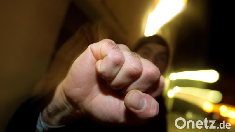 Ein 34-jähriger Mann wurde in Amberg Opfer einer Körperverletzung. Der Täter flüchtete. Symbolbild: Karl-Josef Hildenbrand/dpa