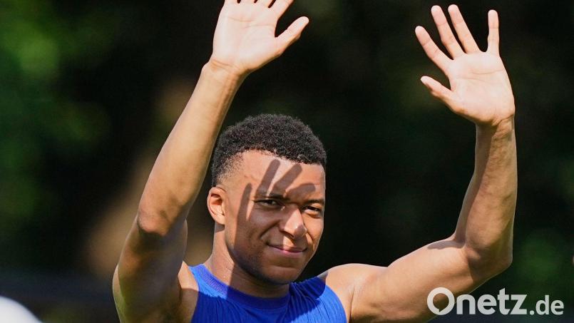 Neuer Torjubel bei Frankreichs Superstar Kylian Mbappé ? Bild: Martin Meissner/AP/dpa