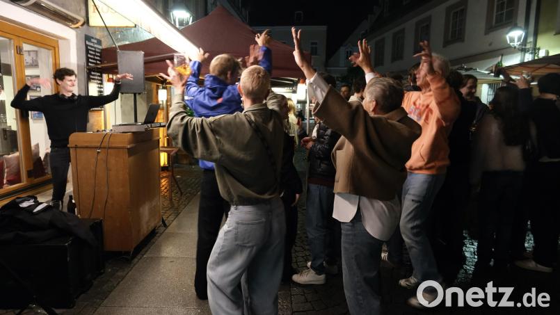 Trotz Regens war der "Aperol Spritz Abend" vor dem ROSSI auf dem Roßmarkt am Freitagabend wieder eine gelungene Party. Bild: Gerd Spies