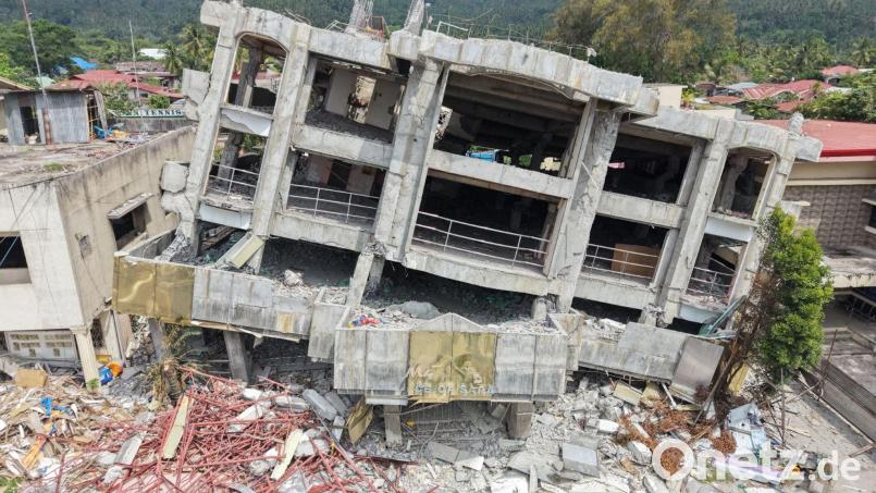 Zerstörte Häuser, Straßen und Brücken, eine steigende Zahl von Toten: Die Folgen des starken Erdbebens vor fast einer Woche sind auf der philippinischen Insel Mindanao nach wie vor dramatisch. Bild: XinHua/dpa